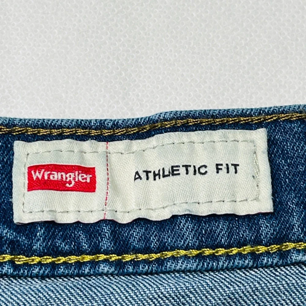 Wrangler Men's Approx 36x29 Light Wash Athletic Fit Stretch Jeans Casual